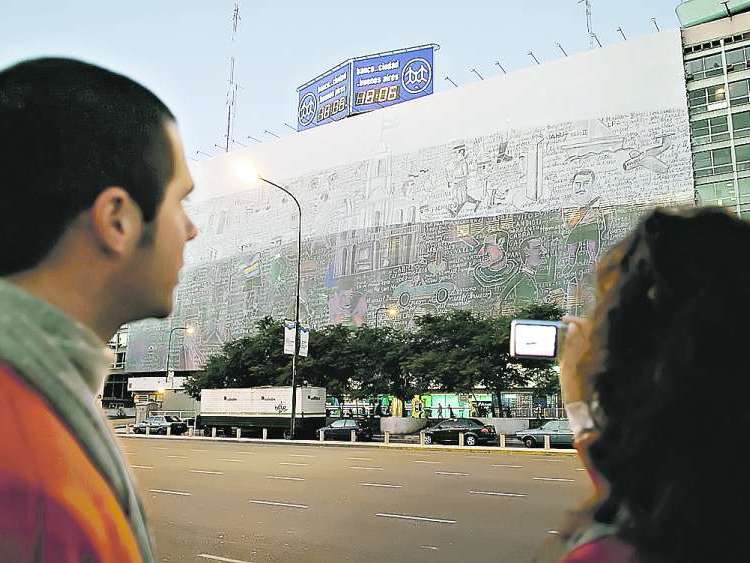 MONUMENTAL. ESTA REALIZADA SOBRE UNA TELA MUY LIVIANA. AYER PARA COLGARLA TARDARON CUATRO HORAS. Foto: Clarin.com