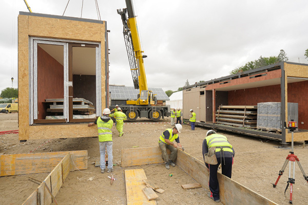 Vista del montaje de las participantes en la "Villa Solar" - Foto: Web Solar Decathlon Europe