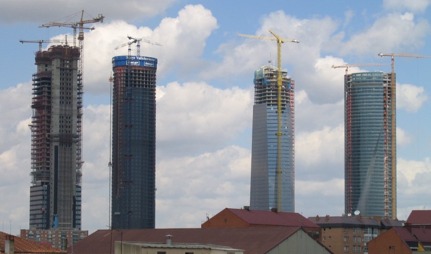 De izquierda a derecha se aprecian los siguientes rascacielos de CTBA: Torre Caja Madrid, Torre Sacyr Vallehermoso, Torre de Cristal y Torre Espacio. La imagen fue tomada en junio de 2007. Foto: Wikipedia.
