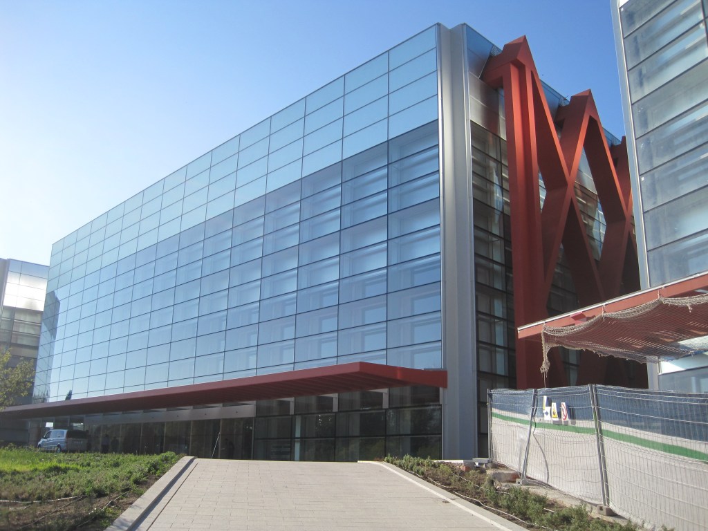 MEH_Lateral Entrada principal al museo. Foto: Wikipedia.