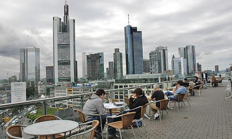 Frankfurt_1282722986_0 Panorámica del distrito financiero de Frankfurt, el corazón de los negocios alemán. | Elmundo.es