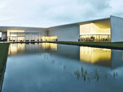 Reflectante. Una laguna artificial en los jardines, pensados para eventos.