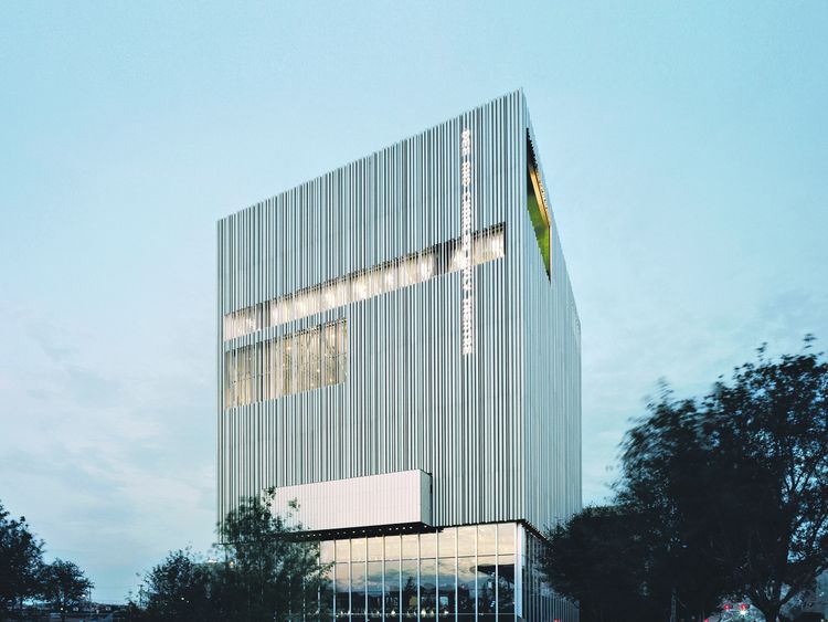 Tecnologia-local-Koolhaas_CLAIMA20100817_0021_8 Teatro vertical. Un cubo revestido de tubos de aluminio, conformando una fachada ventilada. Foto: Clarín.com, Arquitectura