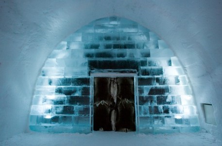 La entrada del ICEHOTEL vista desde el interior. Autor: Ben Nilsson/Big Ben Productions. LugaresdeViaje.com / LaNacion.com