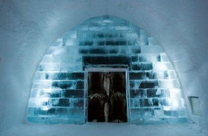 La entrada del ICEHOTEL vista desde el interior. Autor: Ben Nilsson/Big Ben Productions. LugaresdeViaje.com / LaNacion.com