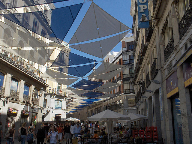 Céntrica Calle de Madrid, España - Foto:  Darío Álvarez, CC 2007