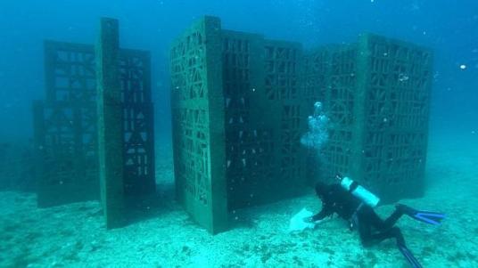 Un buzo junto a la escultura de Cristina Iglesias. FUNDEA. ABC.es