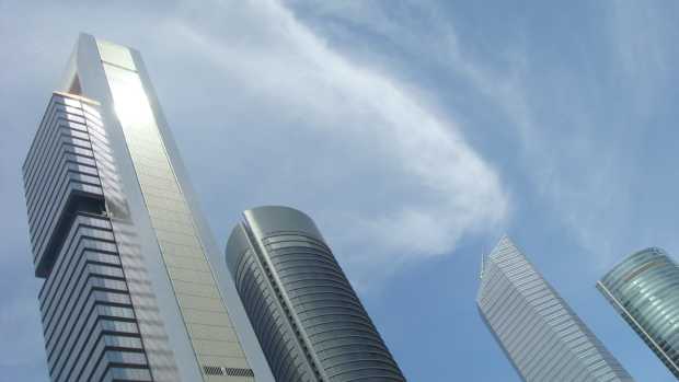 La Torre Caja Madrid, la Torre de Cristal, la Torre Sacyr Vallehermoso y la Torre Espacio vistas desde abajo en diciembre de 2009. Wikipedia.