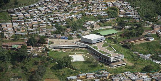 Colegio Antonio Derka, nororiente de Medellín, entre obras destacadas en la Bienal Iberoamericana. Foto: Archivo particular