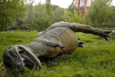 T-rex-spreepark T-Rex derribado con noria al fondo en el abandonado Spreepark de Berlín - Foto: Urban Ghosts media