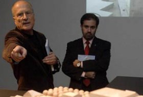 Gonçalo Byrne, a la izquierda, explica uno de sus proyectos a Javier López, ayer en la Barrié Fran Martínez - laopinioncoruña.es