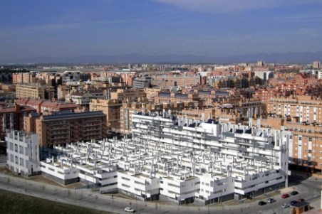 Carabanchel_1290424347_0 El edificio, en el Ensanche de Carabanchel, destaca por su integración en el paisaje. | ELMUNDO.es