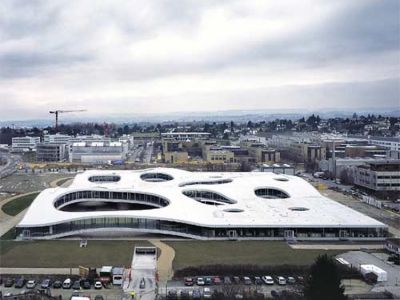 Entrada. El Centro está ubicado al ingreso del campus, sobre la carretera que une Lausana con Ginebra. Clarín.com, Suplemento ARQ