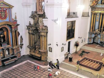 IMAGENES-DECLARADO-MONUMENTO-HISTORICO-NACIONAL_CLAIMA20101128_0095_8 UNA RELIQUIA. DOS IMAGENES DE LOS TRABAJOS EN EL INTERIOR DEL TEMPLO, EN PLENA MANZANA DE LAS LUCES. DESDE 1942 FUE DECLARADO MONUMENTO HISTORICO NACIONAL.