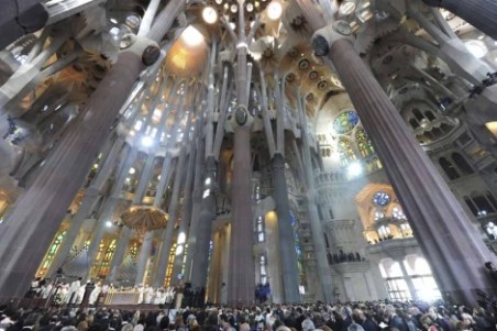 El interior de la Sagrada Familia, tras la consagración. | Efe - ElMundo.es