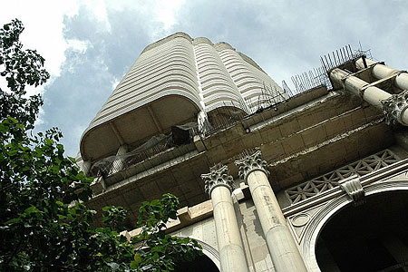 OB-AN431_GHOST__20070726104928 At more than 40 stories, Sathorn Unique towers over its surroundings in a largely residential neighborhood in central Bangkok. forum.skyscraperpage.com