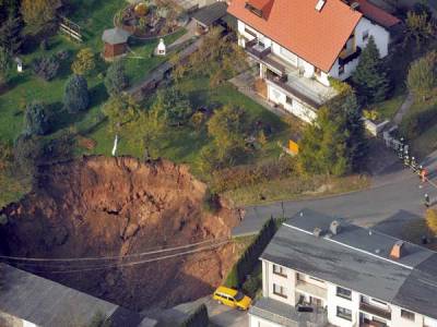 Vista aérea del socavón gigante que se abrió en mitad de una zona residencial en Schmalkalden (Alemania). (Imagen: EFE) 20minutos.es