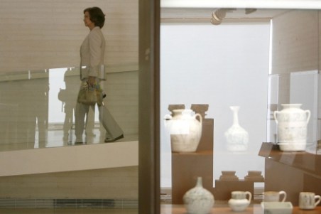 Sofia_1290596160_0 La Reina Doña Sofía recorre el museo el día de su inauguración. | Madero Cubero - El Mundo