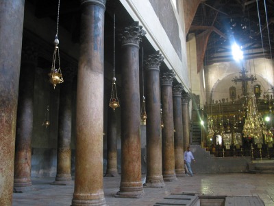 Interior de la Basílica de la Natividad. Belén, Israel. Wikipedia