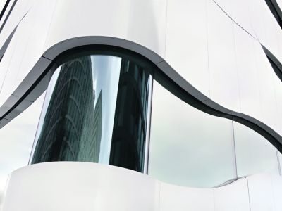 2 ALUMINIO BLANCO. EL MATERIAL DE LA FACHADA FUE MOTIVO DE DISCUSIÓN CON LAS AUTORIDADES, YA QUE NO SE AJUSTA A LA SEVERA NORMATIVA DE POTSDAMER PLATZ. Clarín, Suplemento Arquitectura