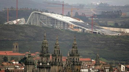 Vista de la Ciudad de la Cultura de Compostela en el monte Gaiás, con la catedral de Santiago en primer término - EFE / ABC.es