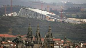 Vista de la Ciudad de la Cultura de Compostela en el monte Gaiás, con la catedral de Santiago en primer término - EFE / ABC.es