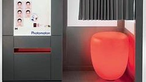 Imagen del fotomatón francés diseñado por Philippe Starck - ABC.es /EFE