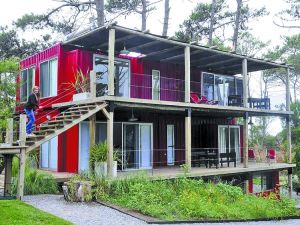 ODO HIERRO. CON CUATRO CONTAINERS, EMMANUEL ROMANO CONSTRUYO UN HOTEL. COBRA U$S 200 LA NOCHE -  Foto: Clarín.com