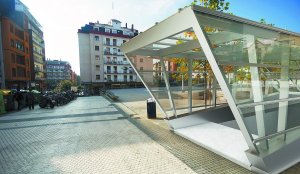 Fotomontaje de una boca en la Plaza Martin Santos, de donde partirá un ramal para conectar con la línea del Metro. diariovasco.com