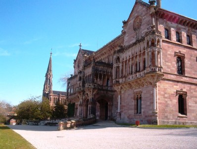 Palacio de Sobrellano en Comillas. Al fondo se puede observar la capilla-panteón construida a modo de pequeña catedral. Wikipedia