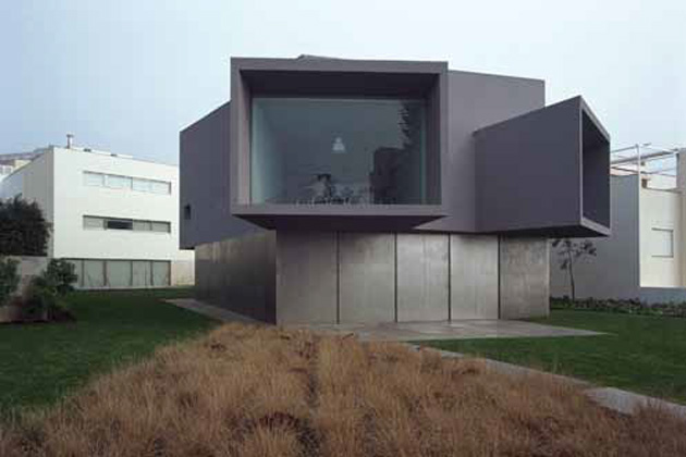 (1998 - 2003) Cinema House por Manoel de Oliveira.  Oporto, Portugal. Foto por Luis Ferreira Alves. www.pritzkerprize.com