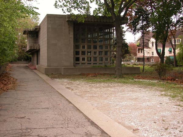 Driveway and living room wing. www.peterbeers.net