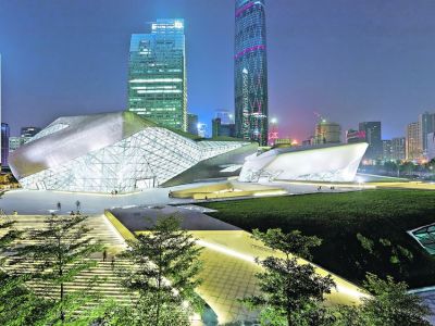 Luces y sombras. Por la noche, el blanco profundo hace brillar el complejo de Guangzhou, en contraste con el distrito financiero de Zhujiang, que aparece como telón de fondo. Foto: Clarín.com, Arquitectura