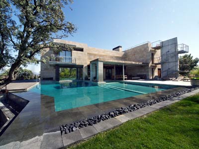 Jardin_16eb30bbiookg Jardín La integración entre la vivienda y el jardín ha tenido inspiración oriental, y criterios del feng shui. Existe un estanque situado al norte de la vivienda, que es necesario atravesar sobre un puente de madera natural, para poder acceder al interior de la vivienda. mujer.terra.es