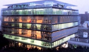 Mediateca de Sendai, por Toyo Ito.  2-1, Kasuga-cho, Aoba-ku, Sendai, Miyagi, Japón.  