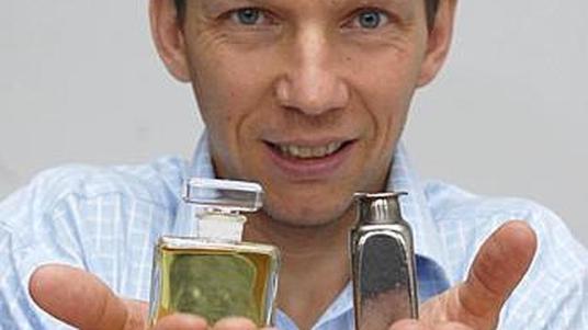 Jan Schroers muestra objetos fabricados con el nuevo material, que puede modelarse en cualquier forma. U. de Yale / ABC.es