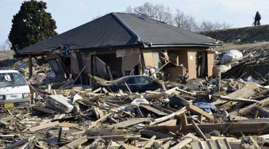 Una vivienda semidestruida en Sendai. | Reuters. ElMundo.es