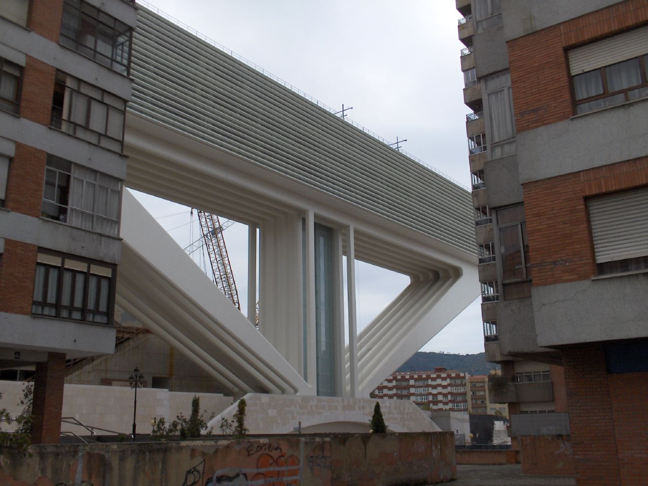 Su intervención urbana con este "Pabellón de Exposiciones" no guarda vínculo alguno con el contexto