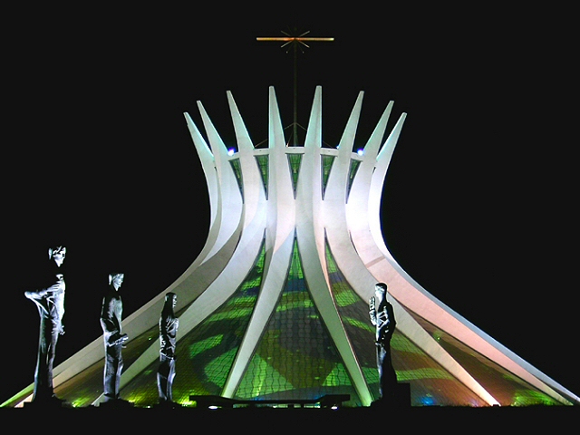 La Catedral de Brasilia, de Oscar Niemeyer. Wikipedia