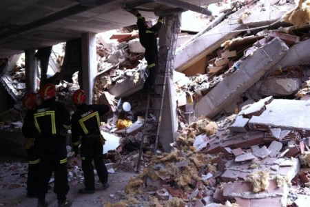 Lorca_1305296967_extras_albumes_0 Bomberos trabajando en el municipio murciano. | ELMUNDO.es