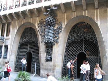 Entrada del Palau Güell - Wikipedia