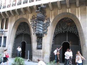 Entrada del Palau Güell - Wikipedia