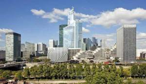La torre First en el barrio de negocios de La Defense. (KPF-Architets) 20minutos.es
