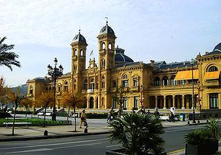 320px-San_Sebastian_Ayuntamiento El Ayuntamiento, antiguo casino construido en 1887 y visto desde los jardines de Alderdi Eder, se convirtió en la sede del Ayuntamiento en 1946 - Wikipedia