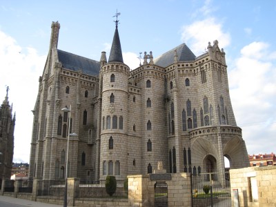 Episcopal_Palace_of_Astorga Vista general. Palacio Episcopal de Astorga, obra de Antonio Gaudí - Wikipedia