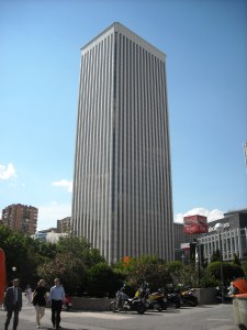 Torre Picasso, proyectada por Minoru Yamasaki - arquitecto de las malogradas "Torres Gemelas" neoyorkinas.
