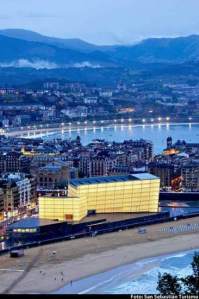 SanSebastián_14085-366-550 Vista general de la ciudad (San Sebastián) con el Kuursal en primer pañlno (San Sebastian Turismo) 20minutos.es