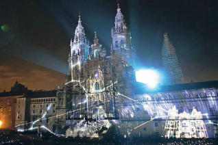La proyección sobre la catedral de Santiago emocionó a los miles de asistentes al espectáculo. // Xoán Álvarez - farodevigo.es