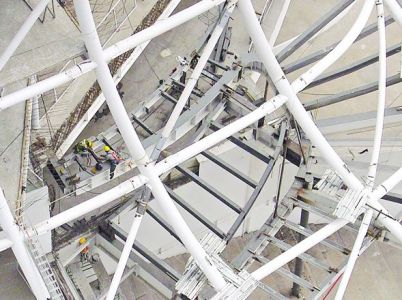 Estructura. Se diseñó con herramientas digitales y está compuesta por 28 columnas tubulares de acero de diámetros y curvaturas diferentes.