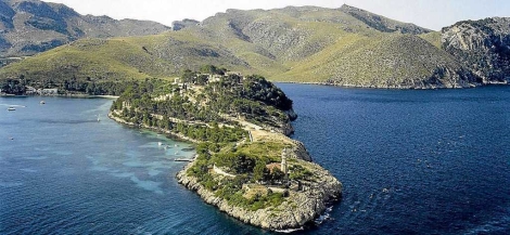 Punta Avançada con el faro en primer término y el recinto de Sa Fortalessa detrás. ElMundo.es